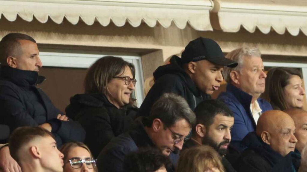 report-mbappe-holds-clear-the-air-talks-with-psg-boss-enrique
