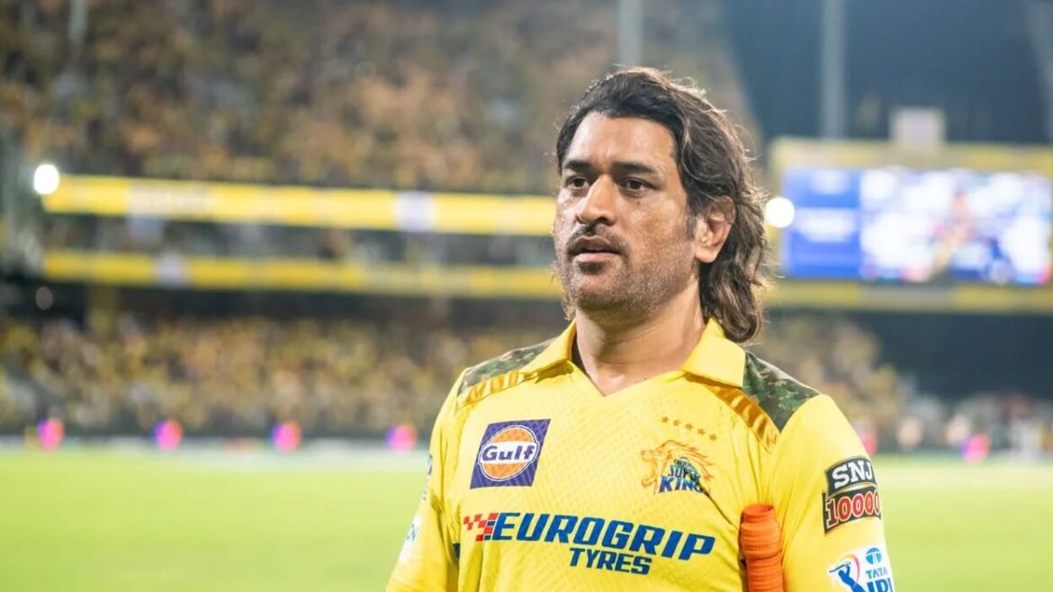 csk-coach-says-ms-dhoni-battling-through-knee-injury