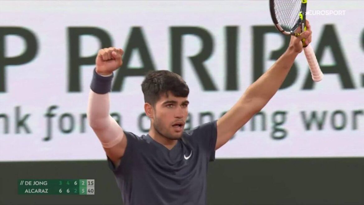 Alcaraz edges De Jong at French Open; Swiatek topples Osaka