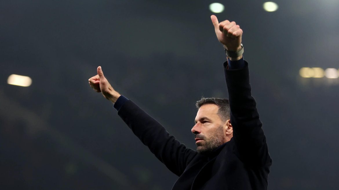 van-nistelrooy-will-stay-with-united-for-as-long-as-needed van-nistelrooy-will-stay-with-united-for-as-long-as-needed