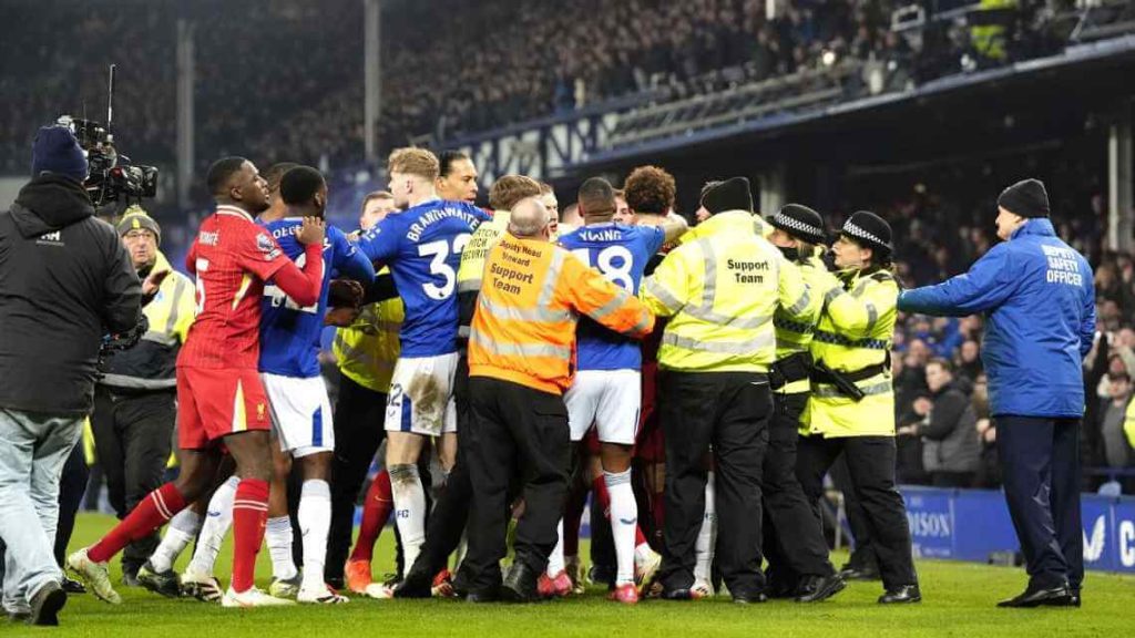 liverpool-everton-match-ends-in-all-out-brawl