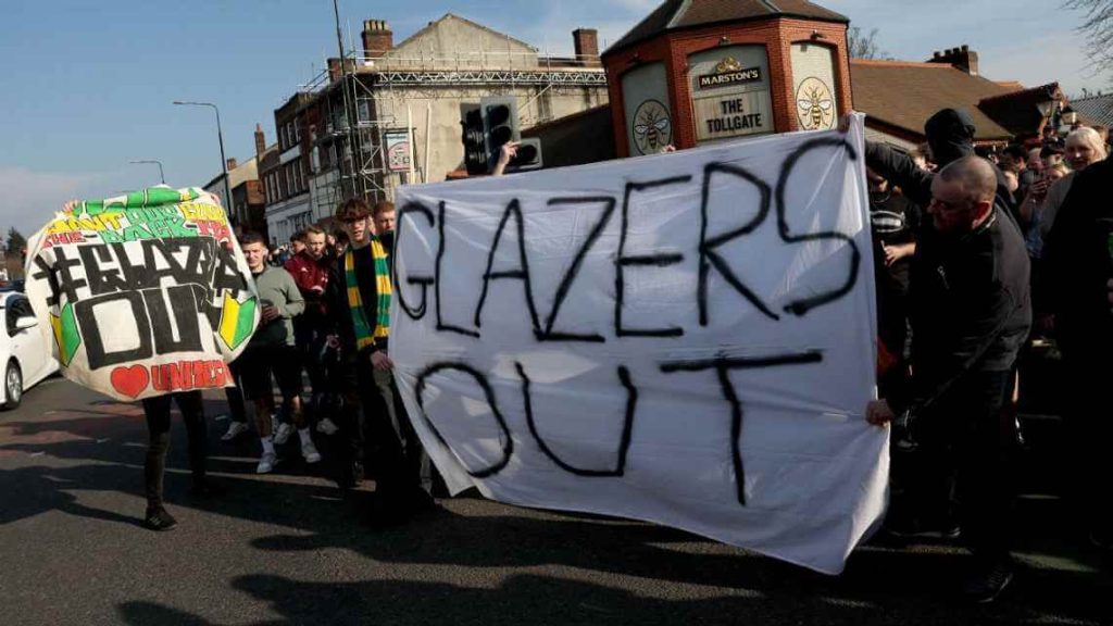 man-united-fans-protest-against-glazer-family