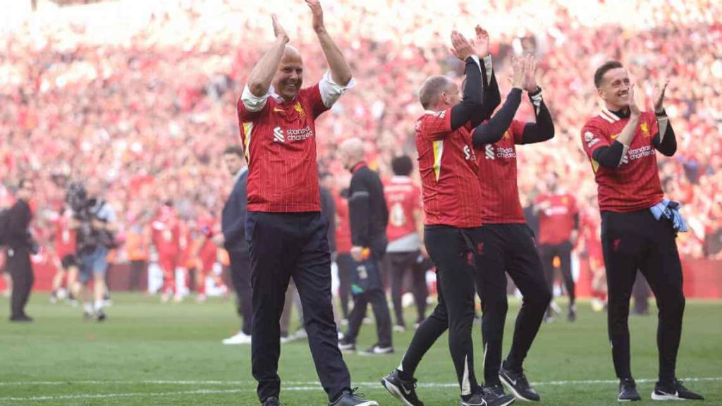 arne-slot-sings-for-jurgen-klopp-after-liverpool-wins-title (1)