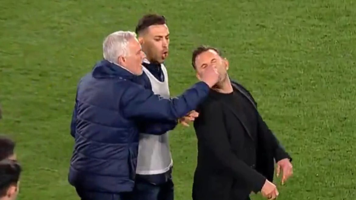 jose-mourinho-grabs-galatasaray-coachs-nose-during-altercation
