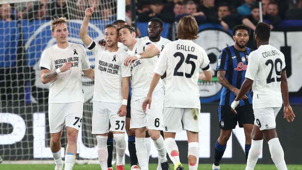 lecce-wears-white-shirt-in-serie-a-protest