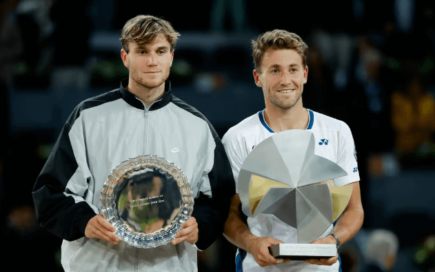 Britain's Jack Draper (left) and Noway's Casper Ruud (right) display their trophied after their men's singles final in Madrid on Sunday. Ruud beats Draper
