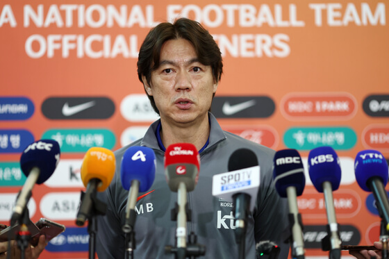 South Korea coach Hong Myung-bo fields questions at a news conference in file photo. S.Korea coach to pace Son's minutes in FIFA World Cup qualifiers