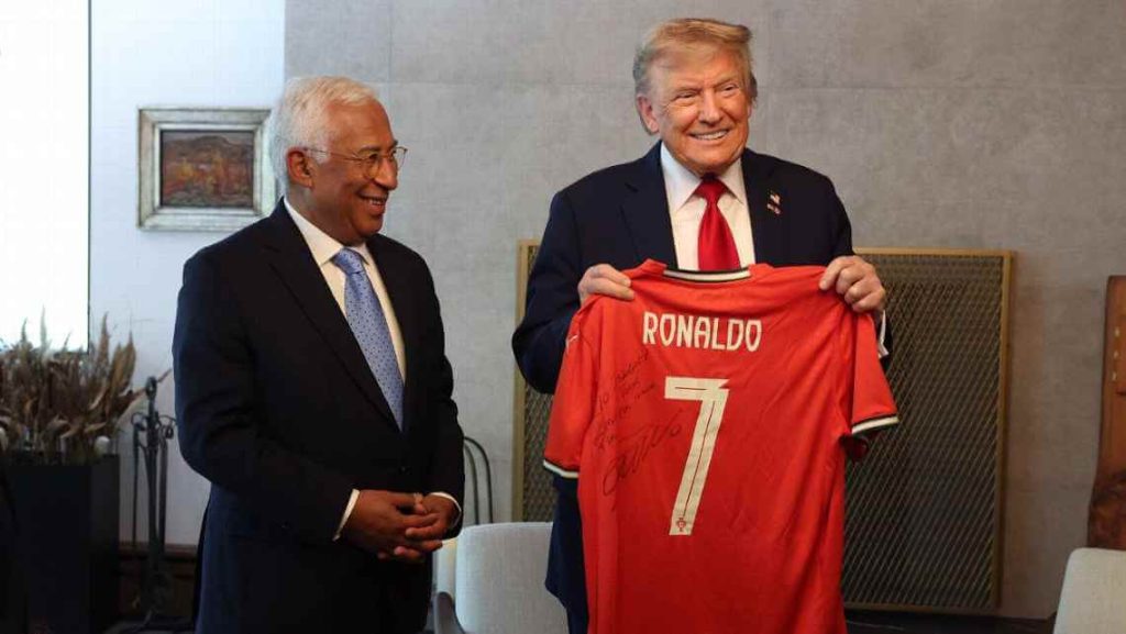donald-trump-gifted-receives-cristiano-ronaldo-portugal-shirt