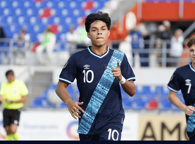 Olger Escobar runs to the field while playing for Guatemala in the CONCACAF Gold Cup in file photo. USA vs Guatemala has Luna lead Americans to Gold Cup final