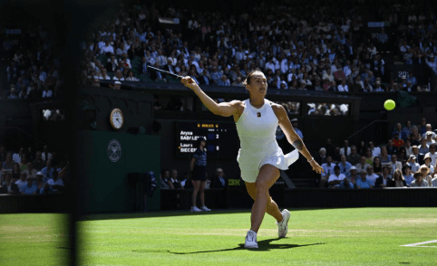 Belarus' Aryna Sabalenka uses her right hand to take a shot against Germany's Laura Siegemund in their Wimbledon quarterfinals match on Tuesday. Alcaraz to face Fritz in Wimbledon semis; Sabalenka survives
