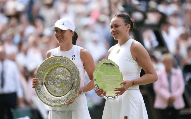 Poland's Iga Swiatek (left) and USA's Amanda Anisimova (right) hold their hardware after Swiatek won the Wimbledon women's singles final on Saturday.