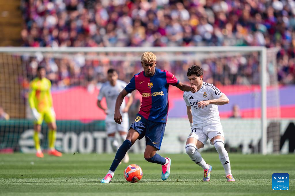 Lamine Yamal (9, left) and FC Barcelona managed come out on top of their latest rivalry with Fran Garcia (right) and Real Madrid on May 2025.