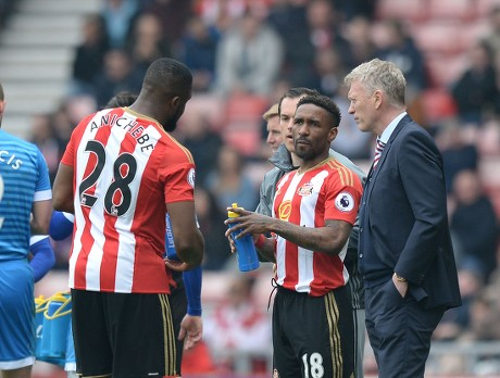 Sunderland players went into a huddle during a break at the action at the Sunderland vs Bournemouth fixture on April 29, 2017.