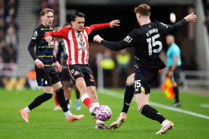 The Sunderland vs Everton Highlights show the Black Cats (in stripes) securing a draw against the Toffees (in vlack shirts).